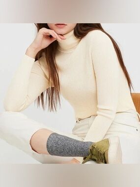⚪️UNIQLO CREAM WHITE COMFY TURTLE NECK⚪️
